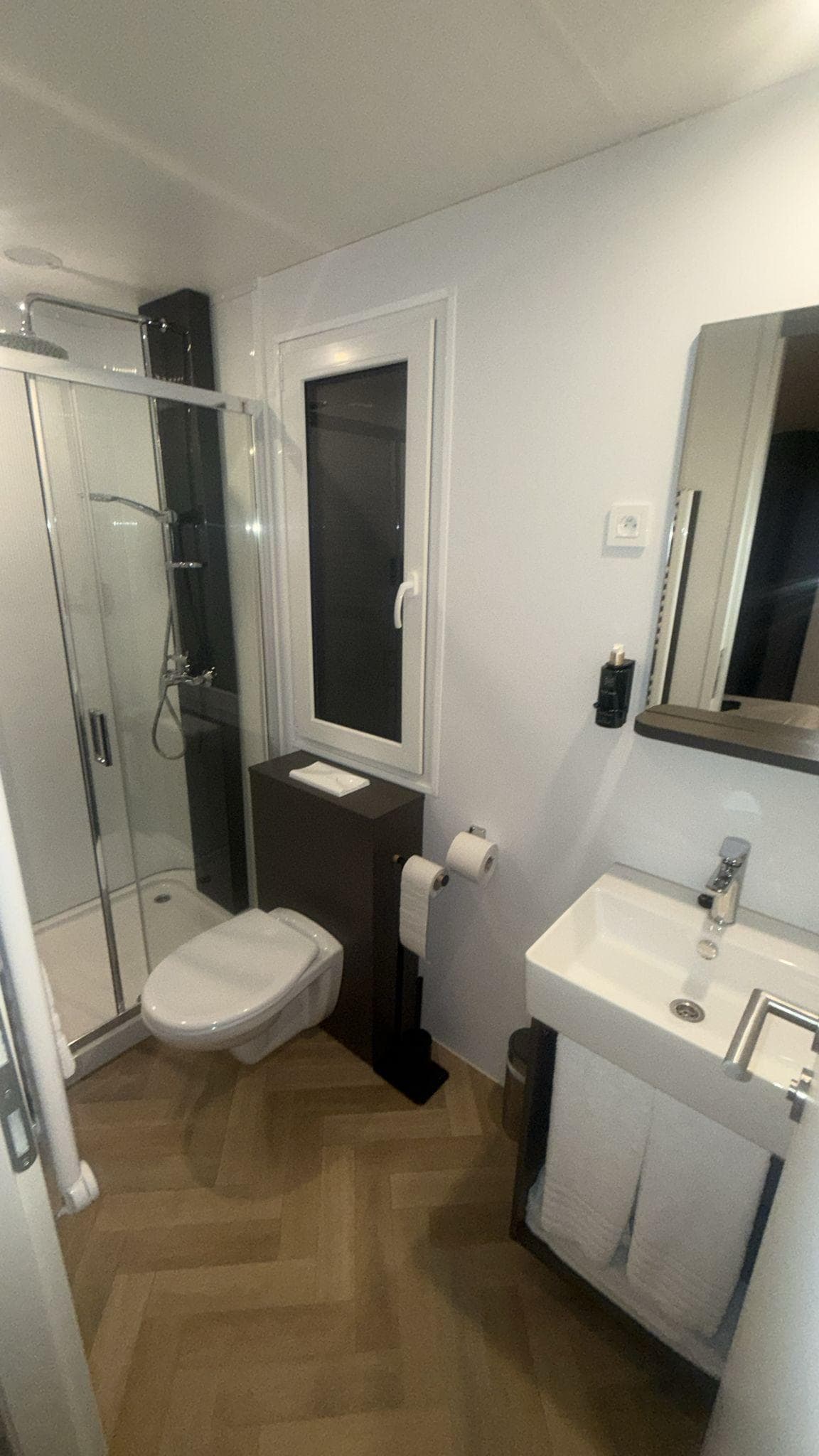 Zeer moderne en nette badkamer. 