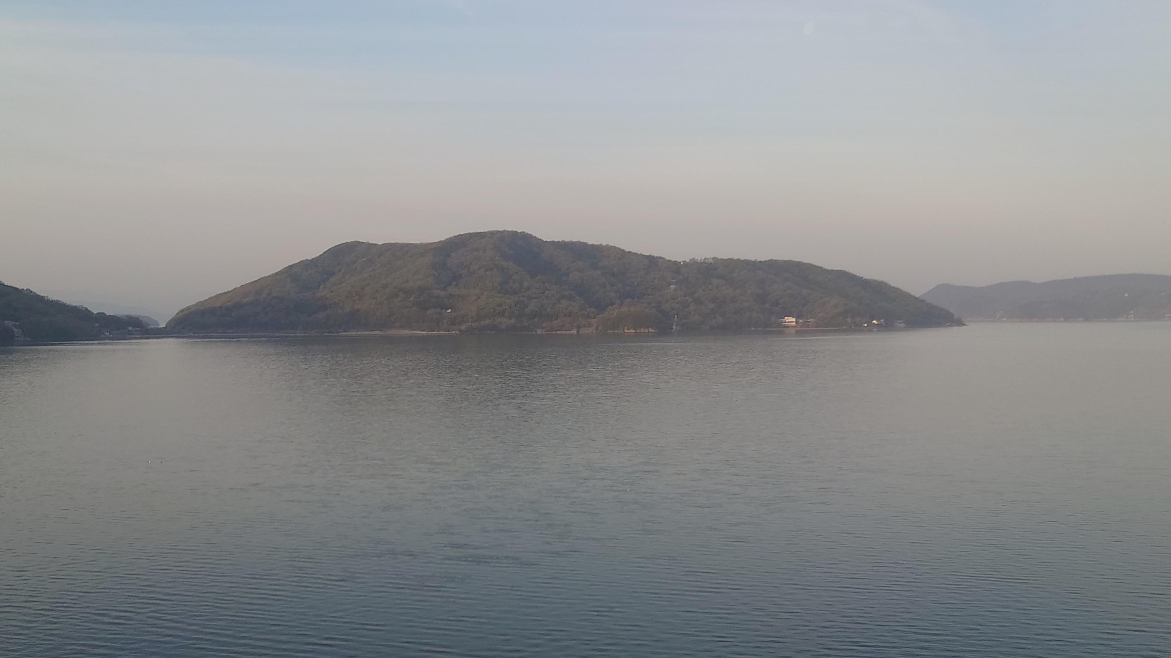 朝起きて、部屋からの日の出を待つ