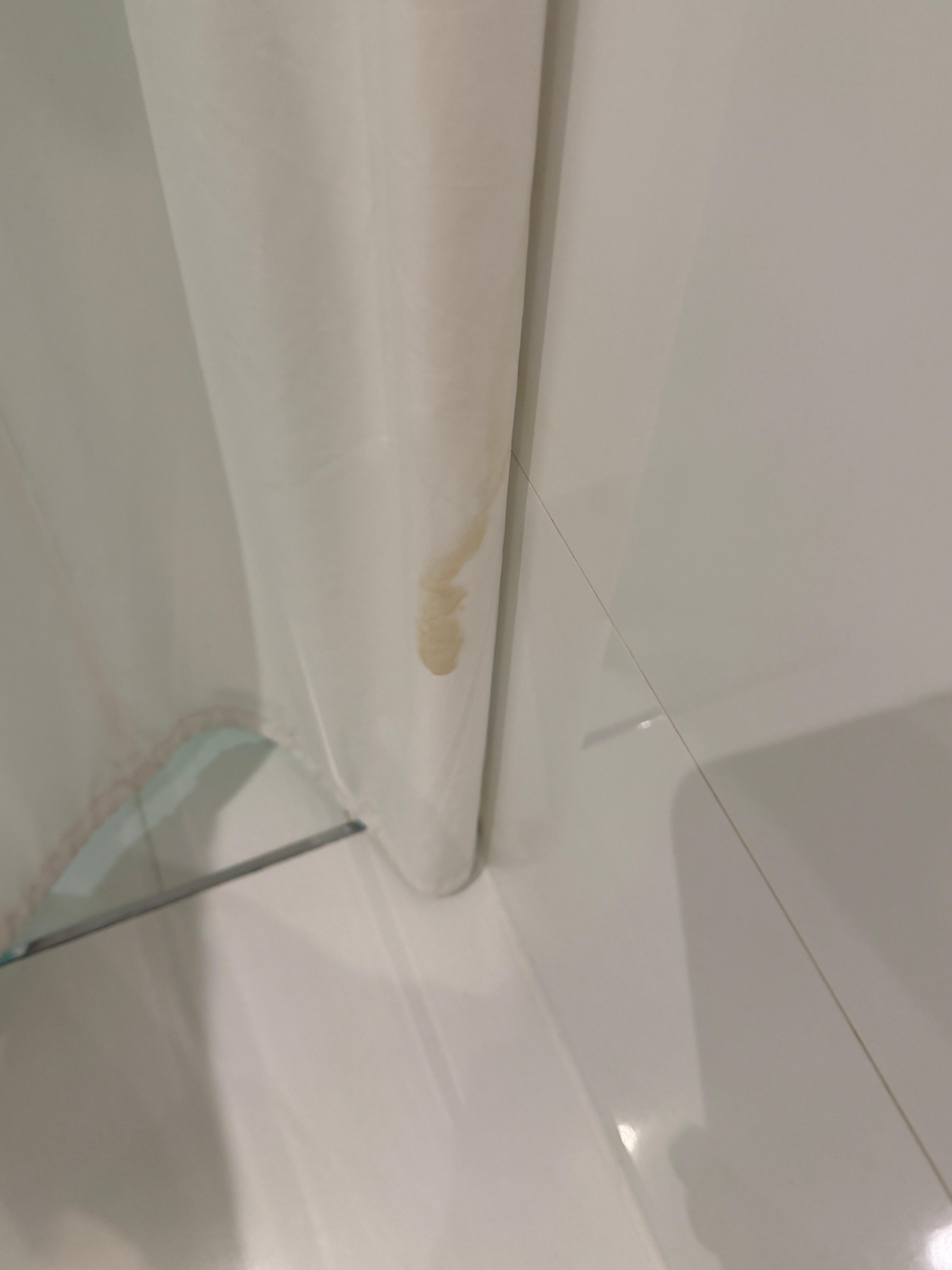 Smutsigt duschdraperi