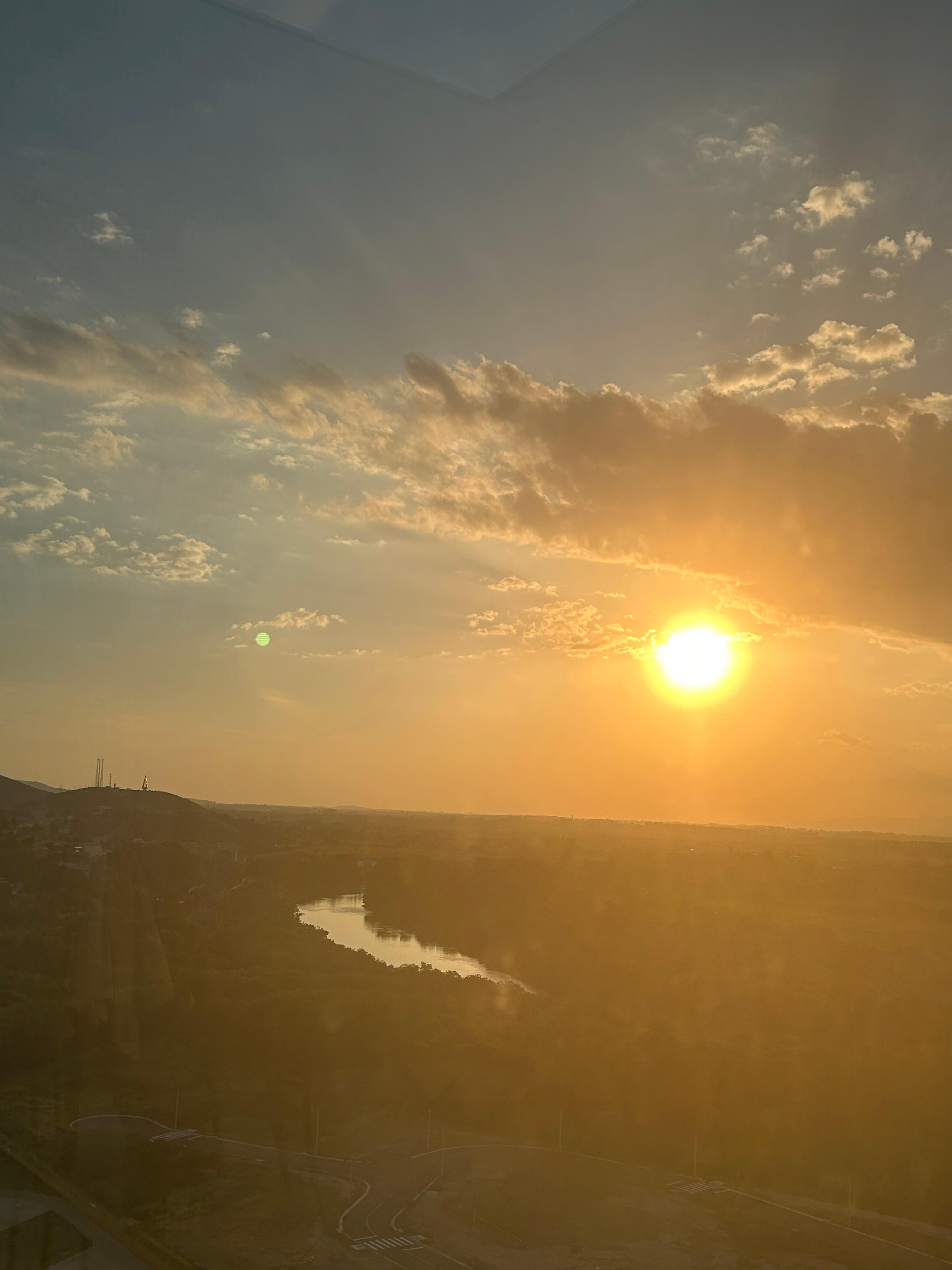 Pôr do sol no rooftop do hotel.