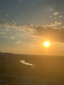 Pôr do sol no rooftop do hotel.