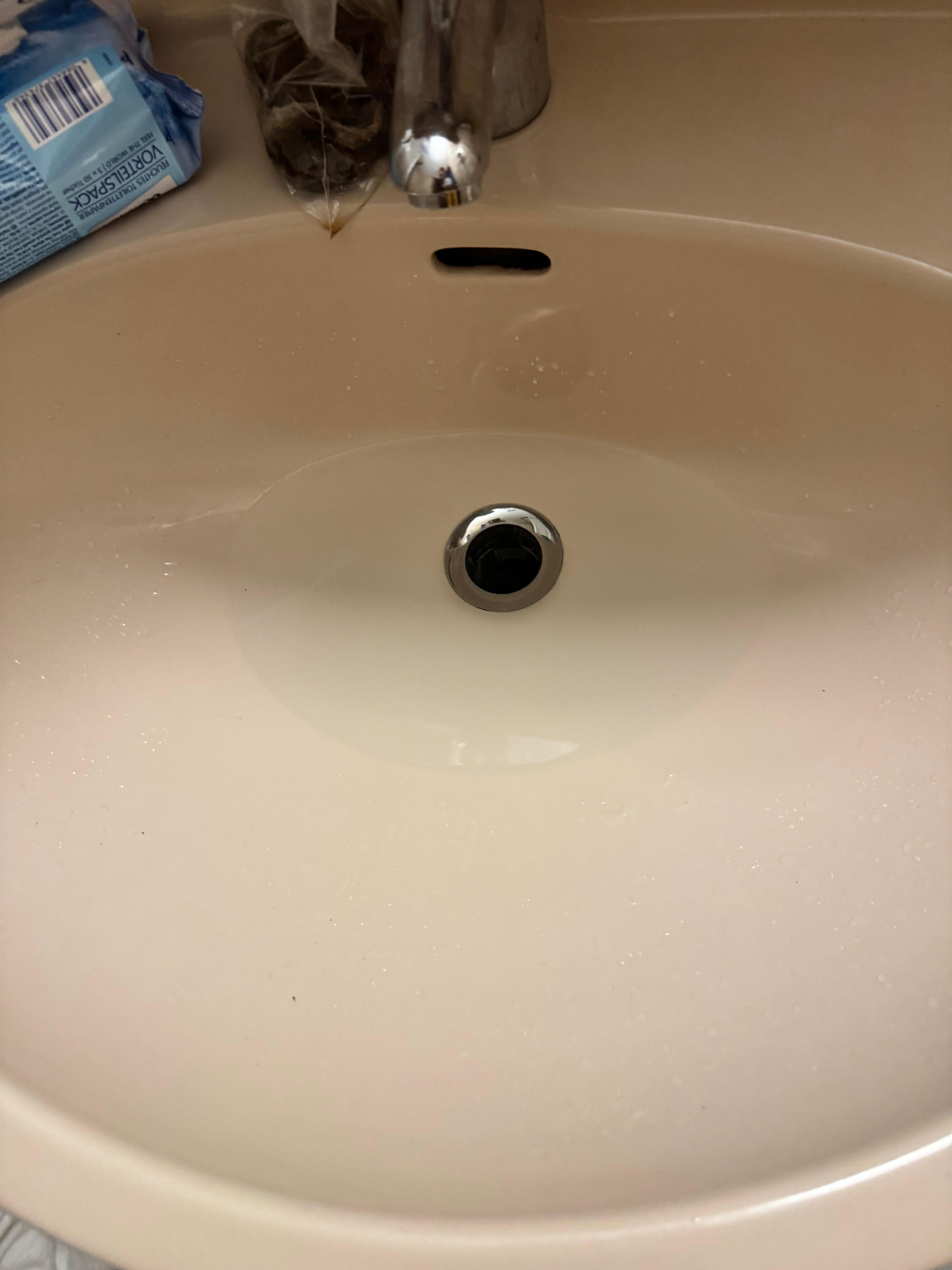 Was lief nie ab. Und am Ende war das ganze Bad überschwemmen weil das Rohr den Druck nicht halten konnte. 