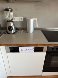 Spülmaschine nicht nutzbar. Da kein ausreichendes Geschirr vorhanden ist, auch nicht wirklich möglich