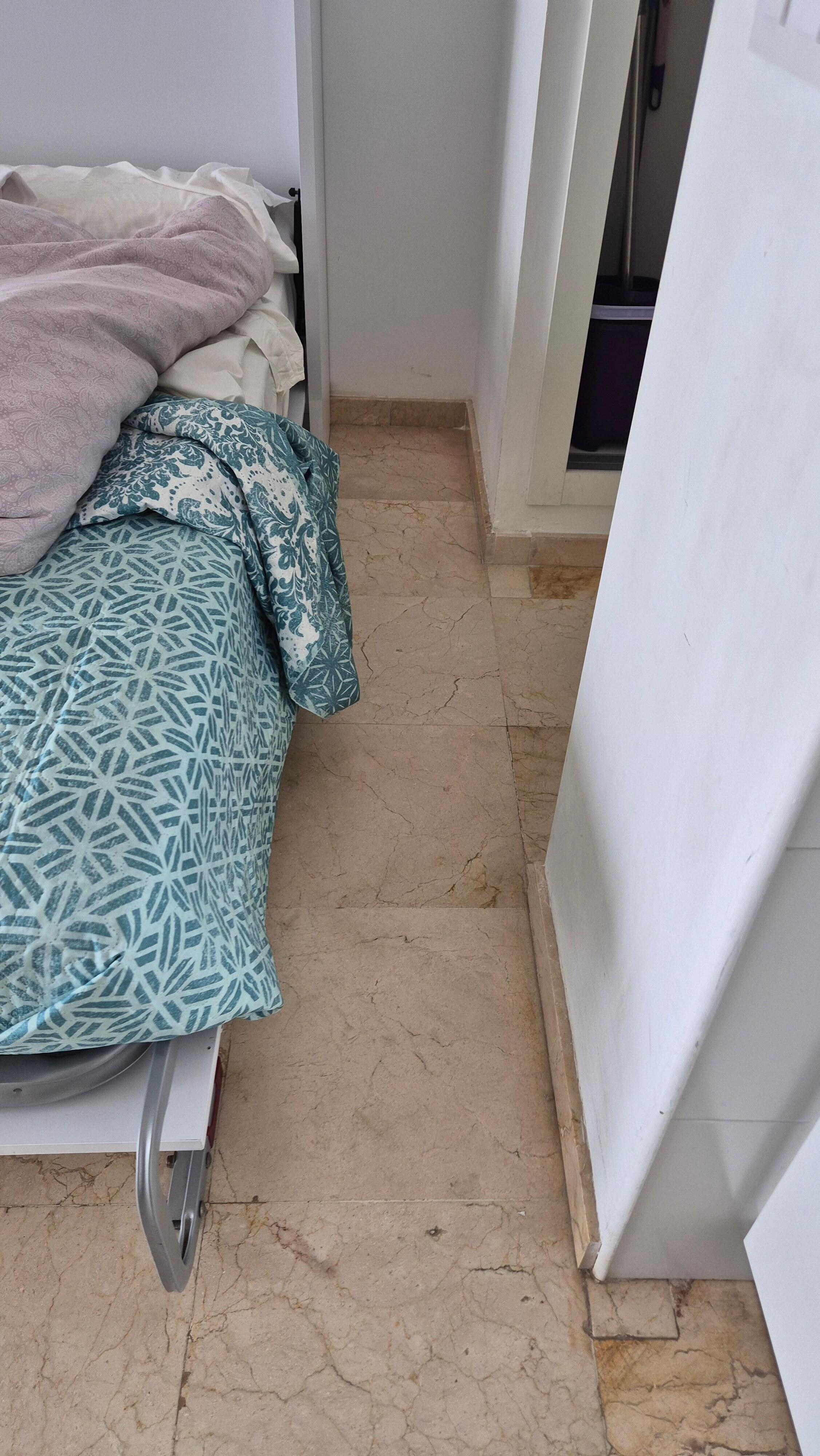 Sehr schmale Eingang aus der Diele 