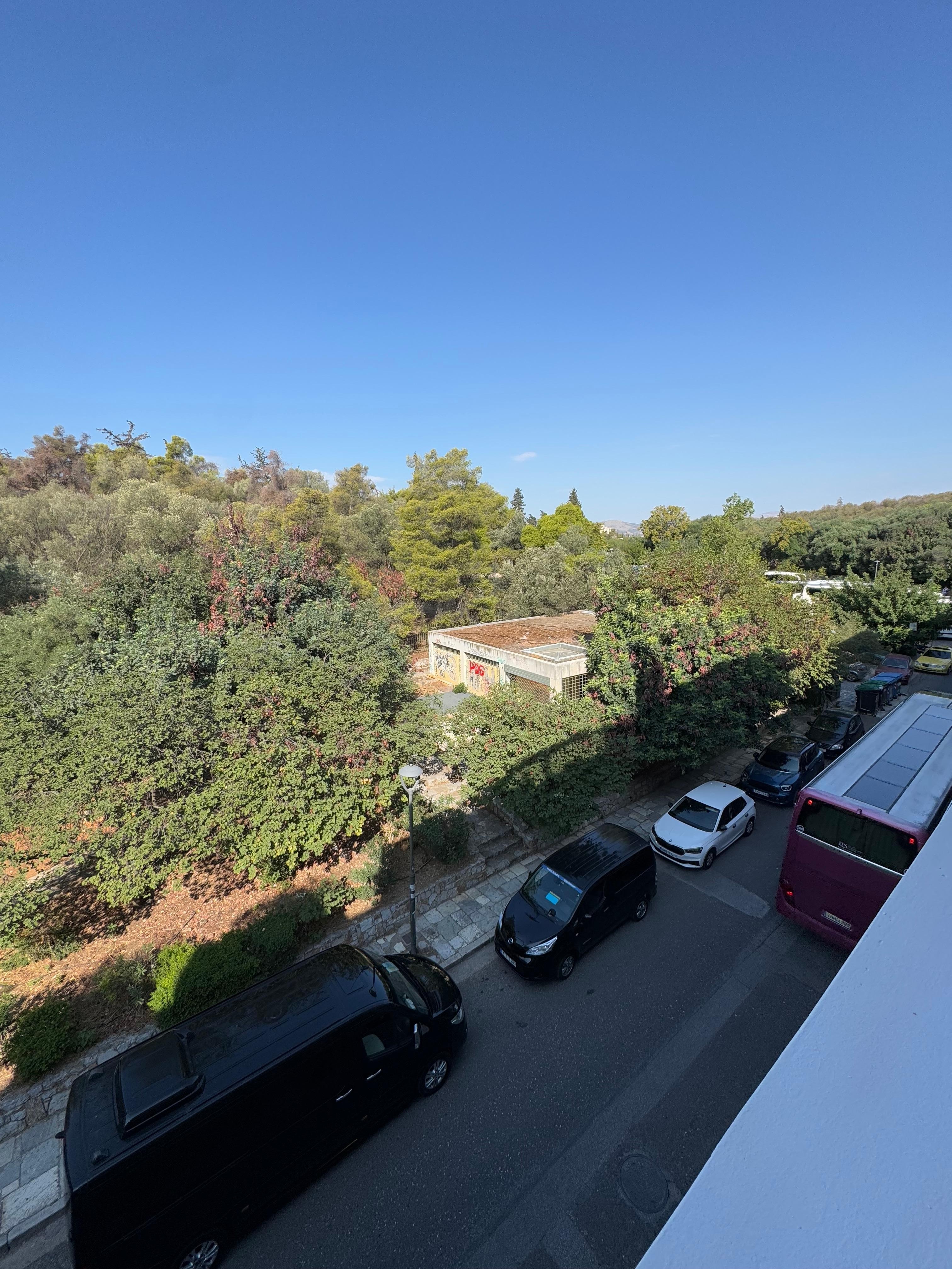 Rue très bruyante car très passante avec parking de bus en haut de la rue