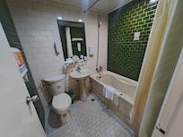 水圧十分。使ったトイレットペーパーはゴミ箱へ