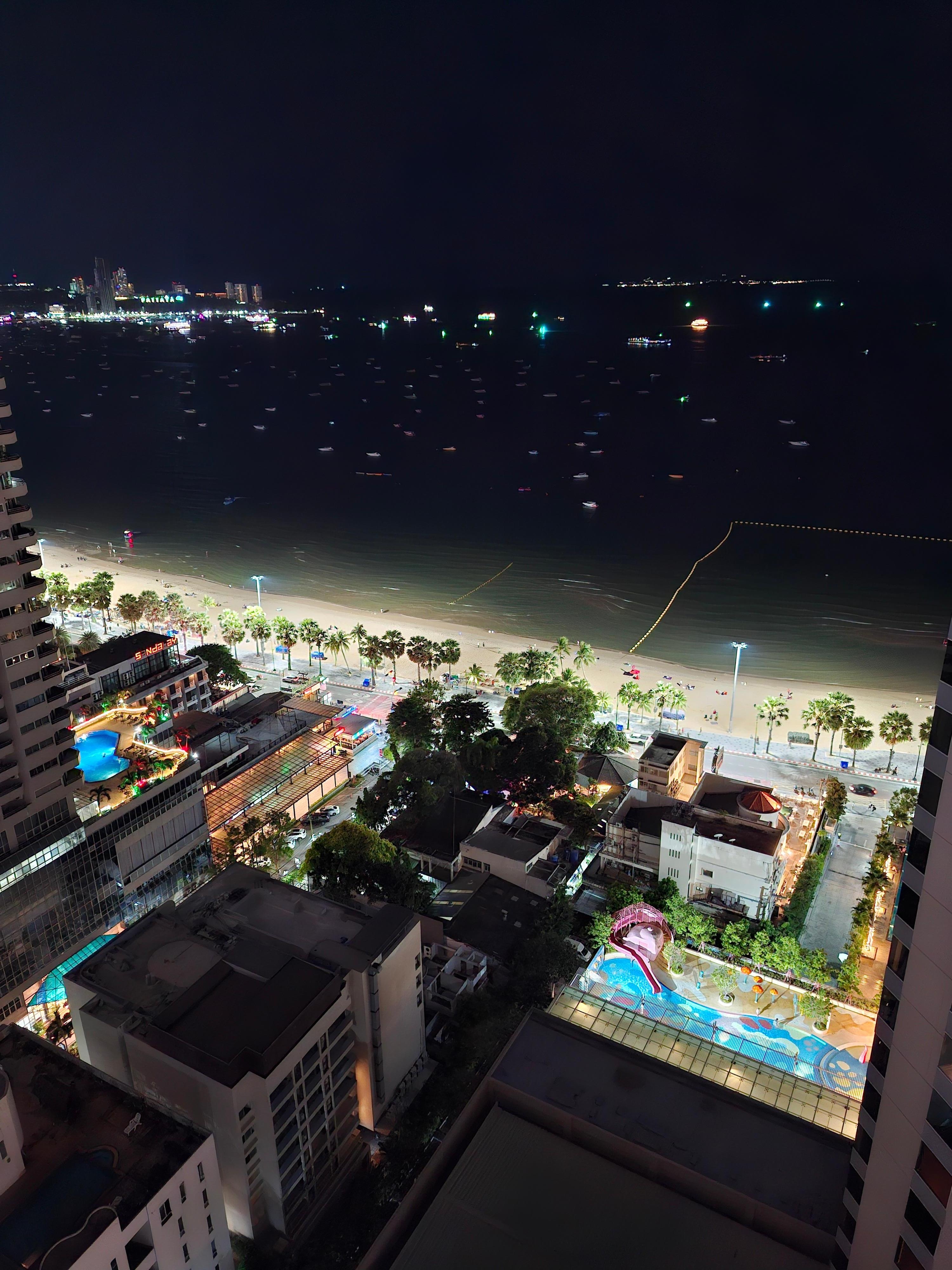 Uitzicht vanaf de rooftop bar.