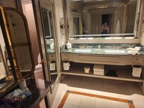 Huge bathroom and immaculately clean!!