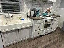 Look at the sink and appliances!