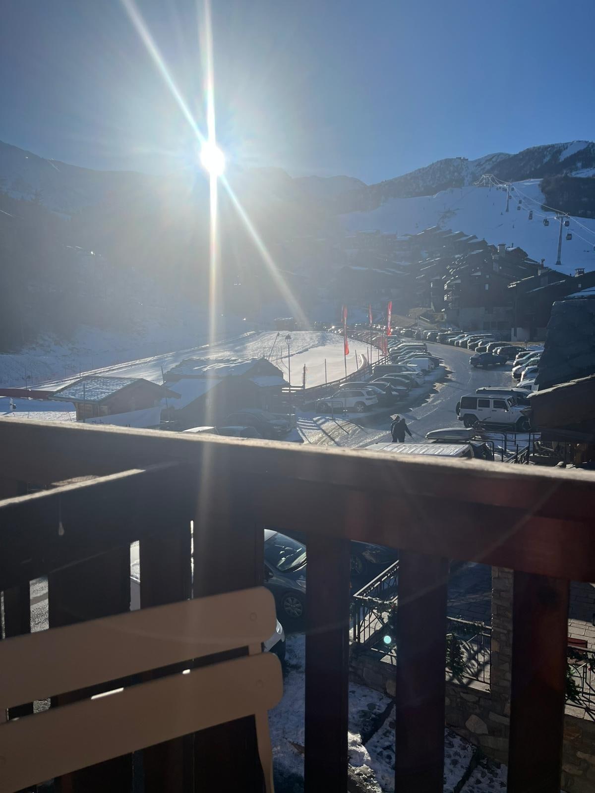 Uitzicht vanuit het balkon van een hotelkamer aan de straatzijde…