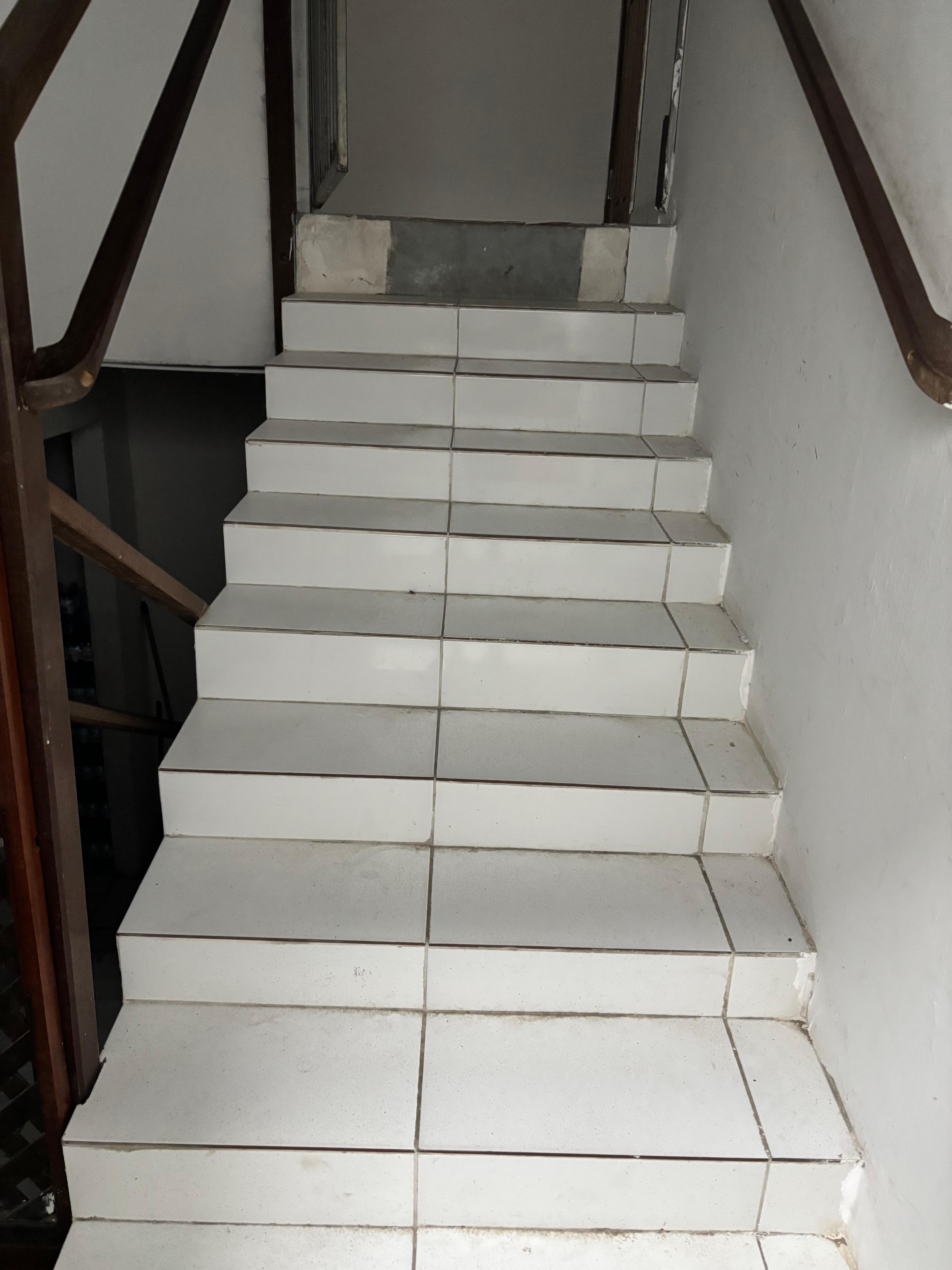 Escada irregular. Desçam com cuidado