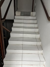 Escada irregular. Desçam com cuidado