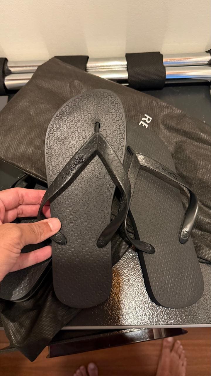 Chinelo já utilizado.