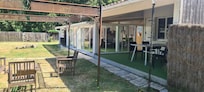 Gedeckter Aussenbereich mit Tischen und Sofas