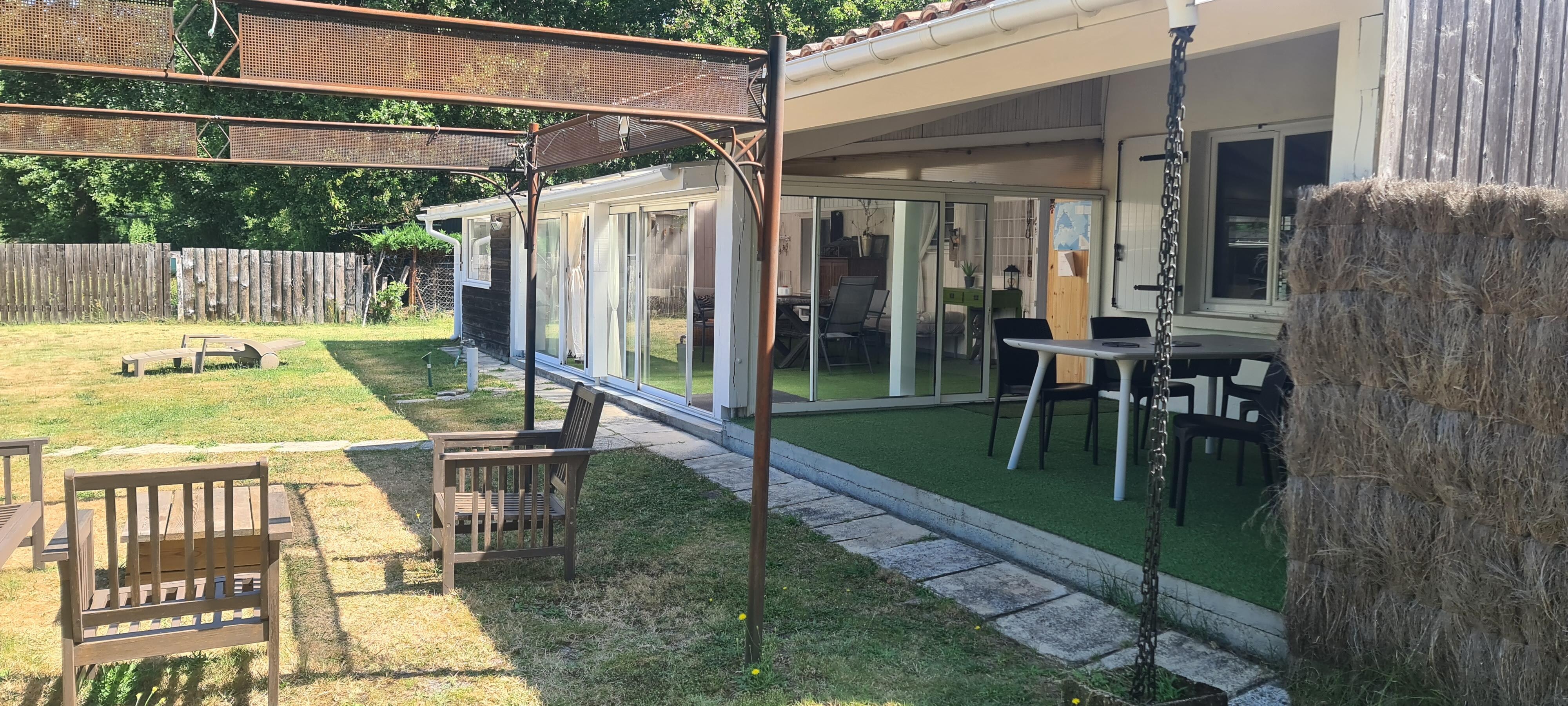 Gedeckter Aussenbereich mit Tischen und Sofas