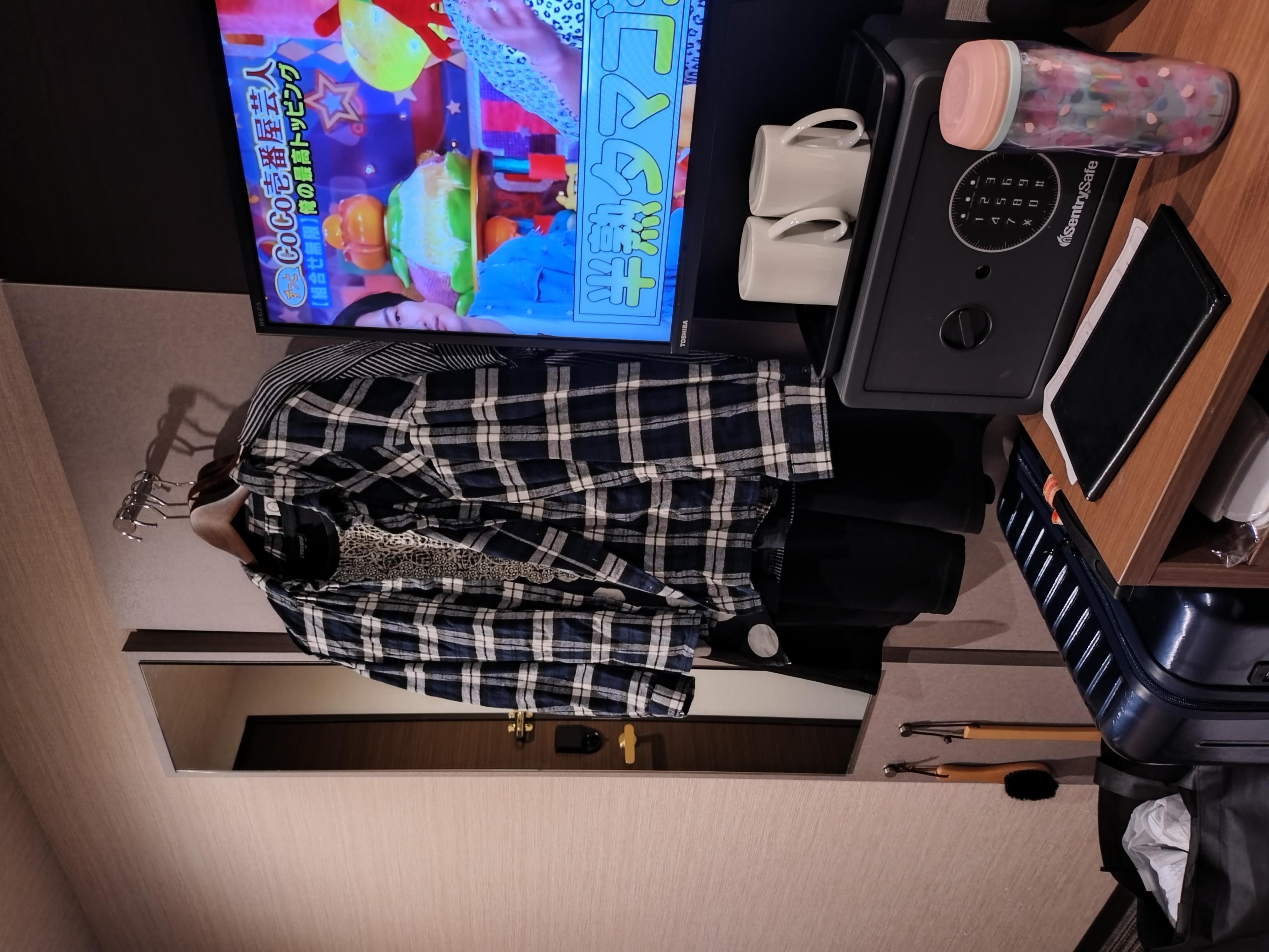 沒有衣櫥，只有幾隻衣架掛在電視旁