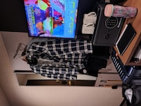 沒有衣櫥,只有幾隻衣架掛在電視旁