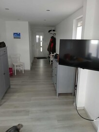 Flur der in den Wohn-Essbereich übergeht. Linker Hand das separate Schlafzimmer sowie Bad/Toilette.