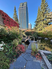 いずれもホテル中庭の風景です