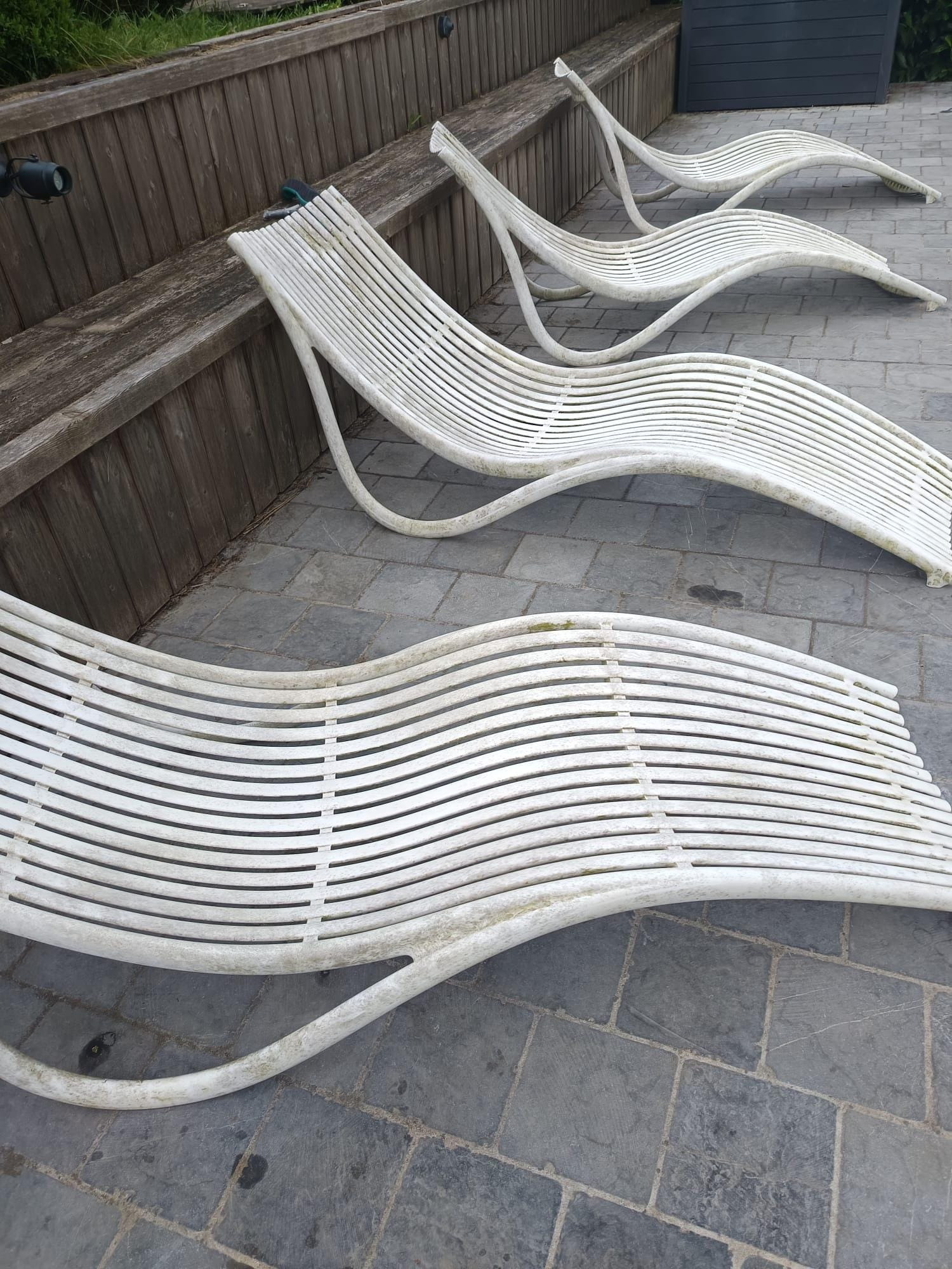 chaises longues encrassées