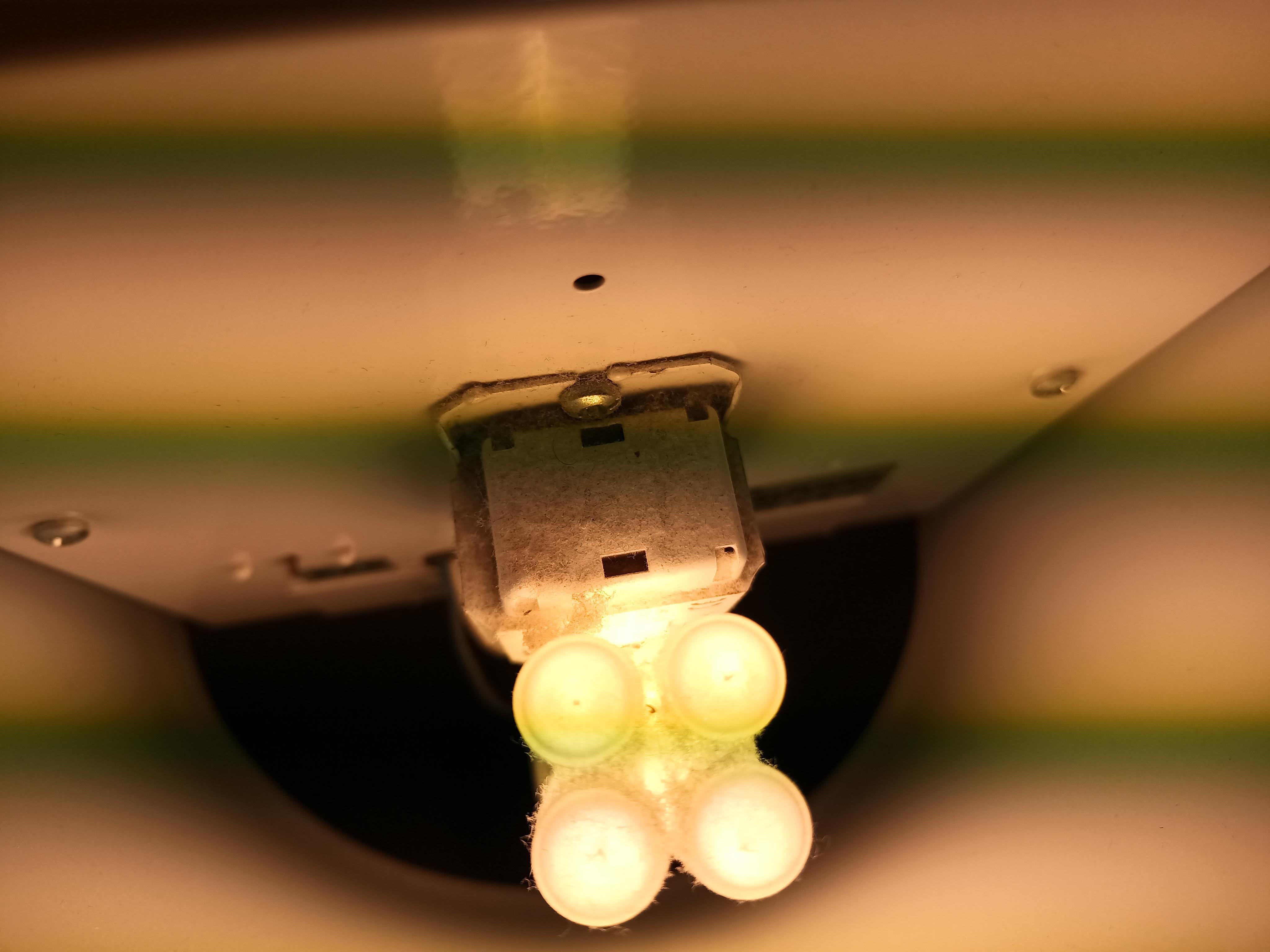 Plein de poussière sur les lampe au dessus des meubles 