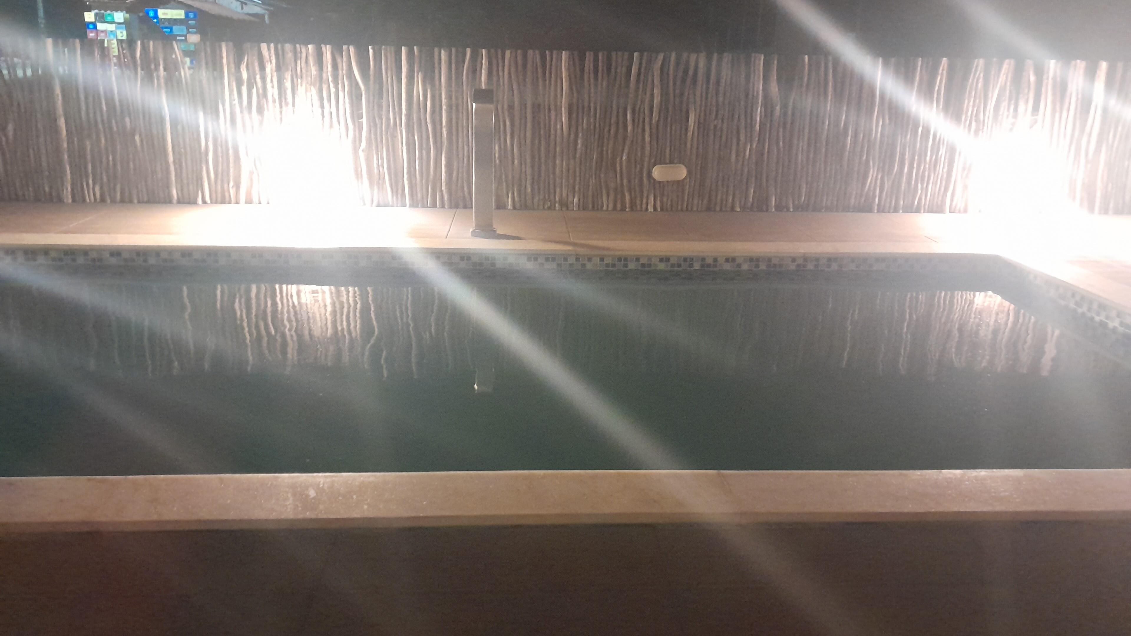 Em frente a piscina local muito a conchegante a noite 