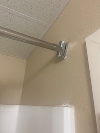 Loose curtain rod