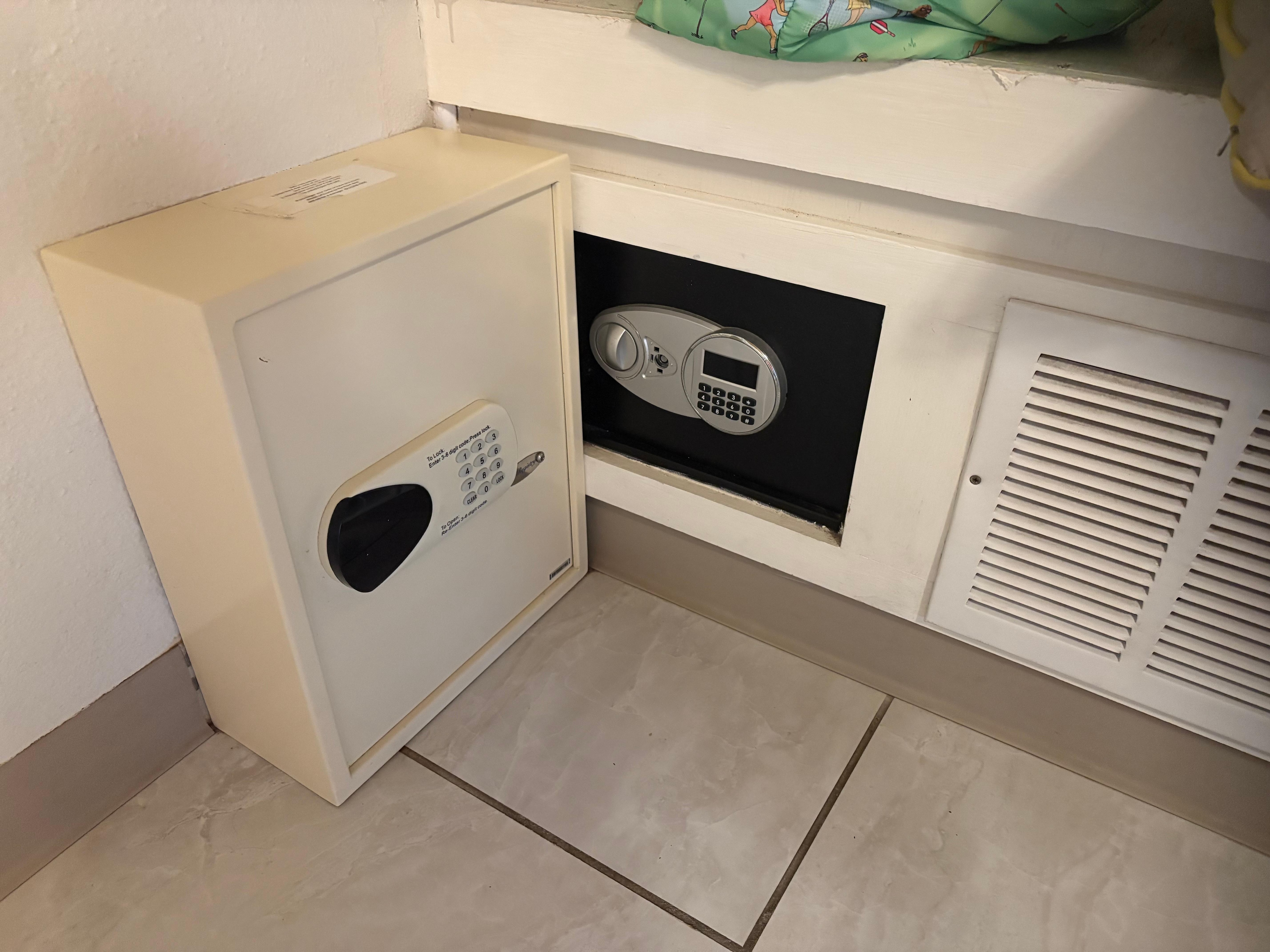 No TV in the sleeping area but 2 room safes