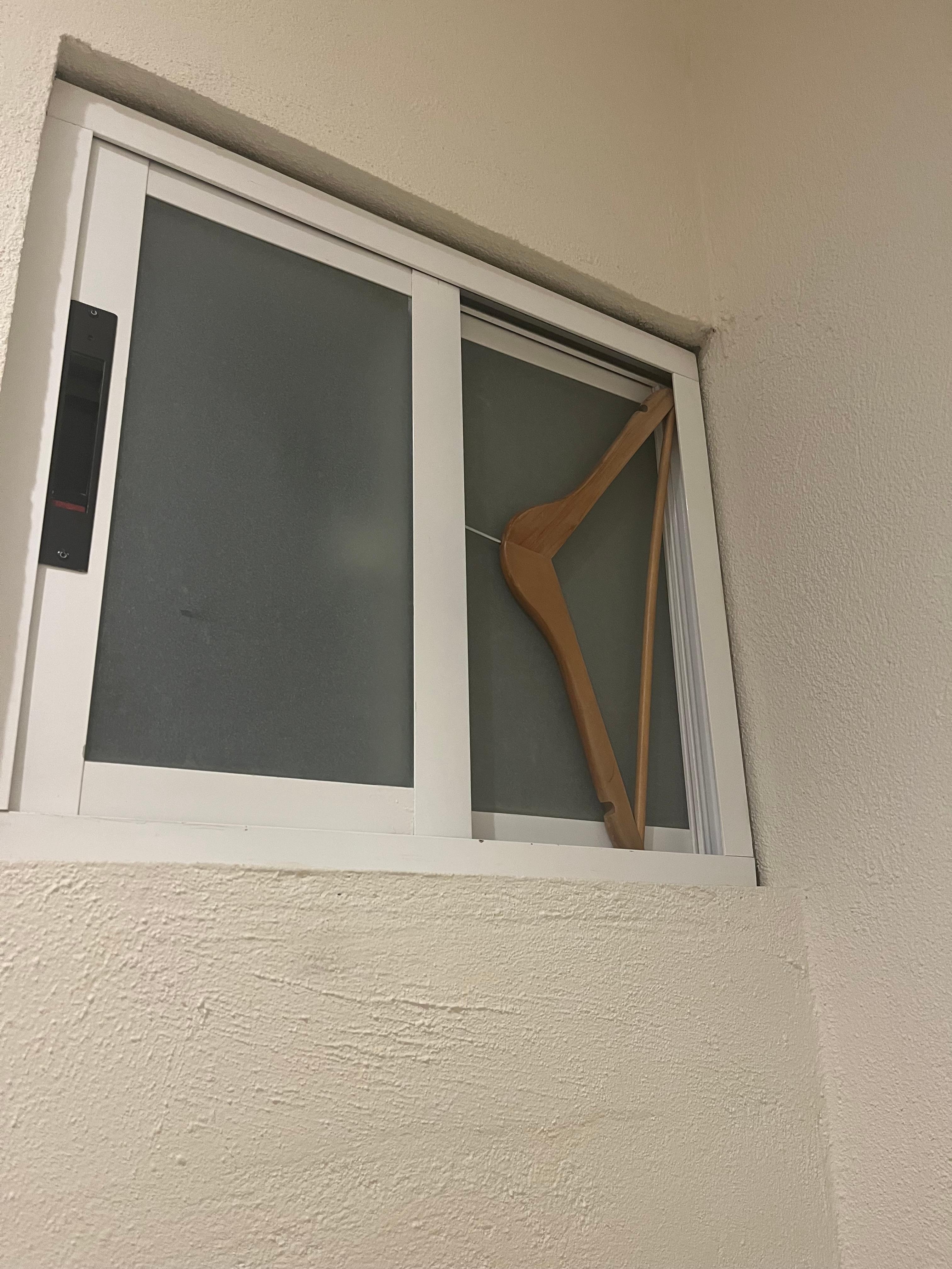 This was the “security” in place in the bathroom, when I arrived …