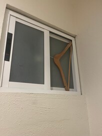 This was the “security” in place in the bathroom, when I arrived …