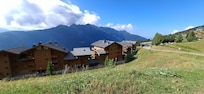 L'ensemble de la copropriété en montant vers les Saisies