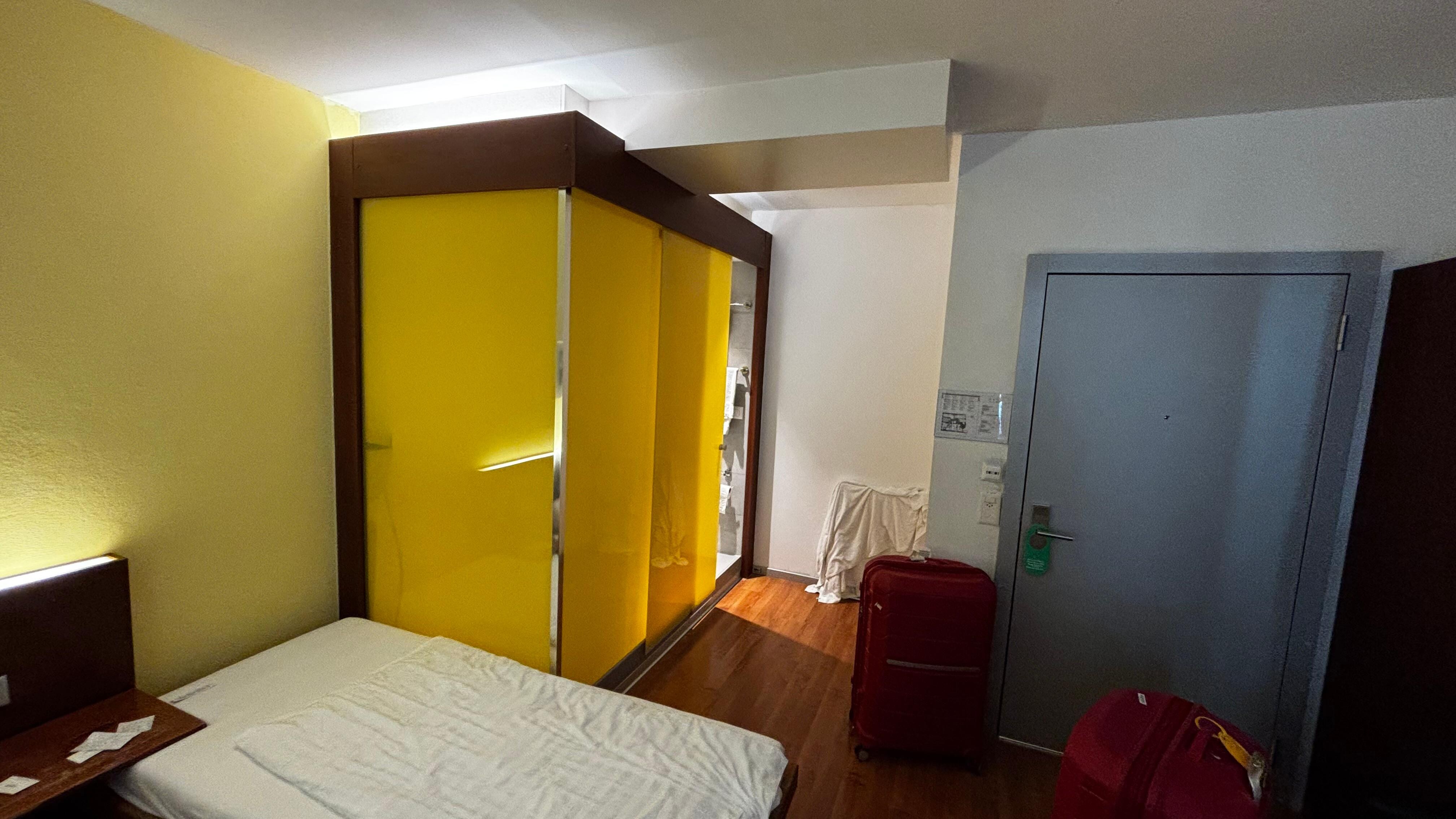 kleines und schlecht angepasstes Badezimmer