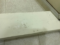Piso sucio, pelos por todos lados