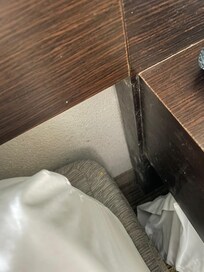 Schimmel neben dem Bett.