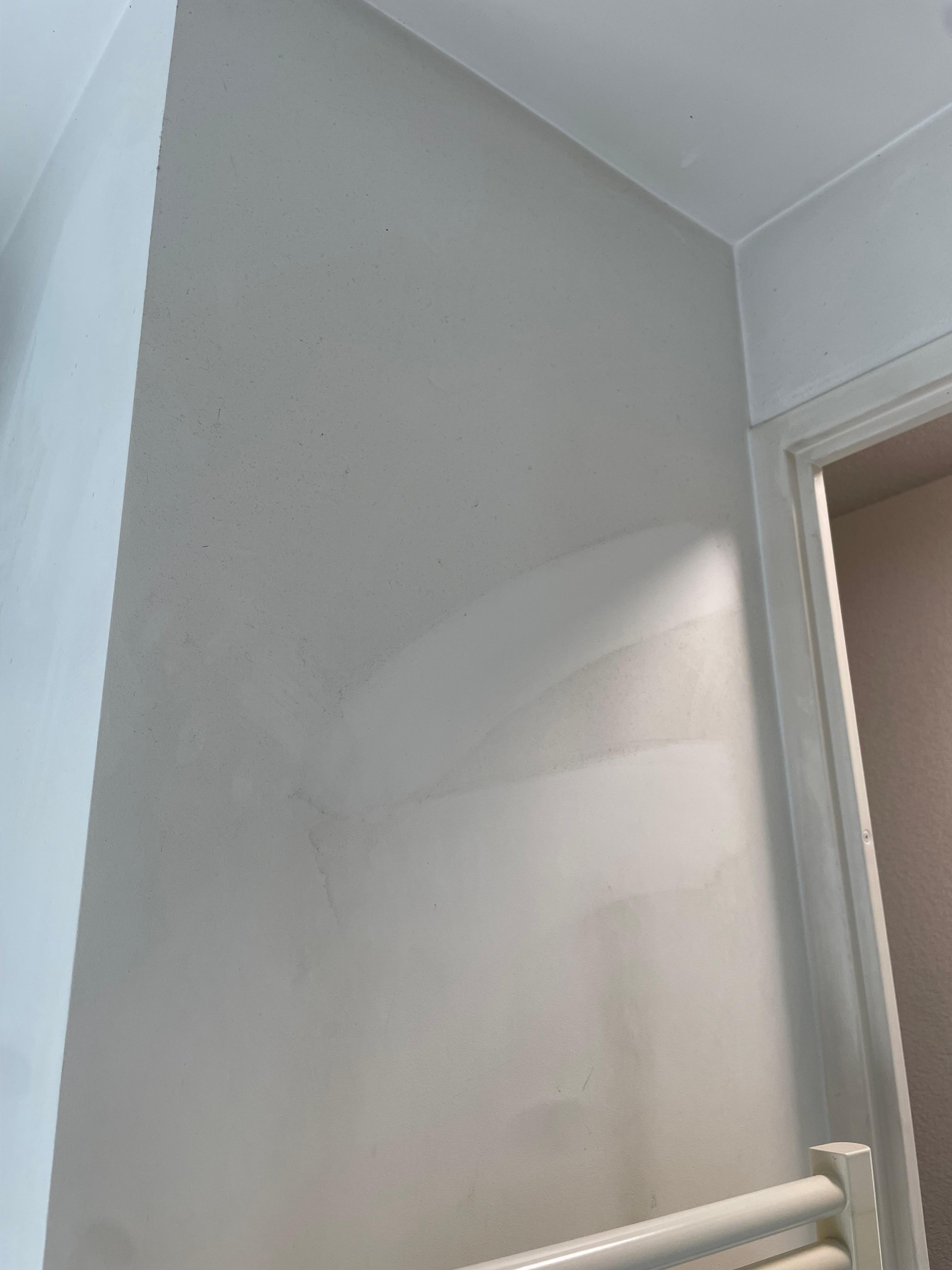 Mur de salle de bain (à l’arrivée/non touché)