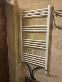 棒が暖かくて洗濯物を乾かす機具。久々見たけど、これ、すごい助かる。