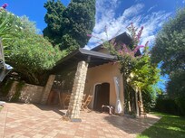 alte Baumbestand und gepflegter Garten