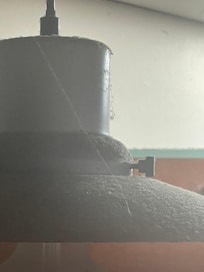 Juste à regarder la couche de poussière sur le lustre , pour ce donner une idée de propreté de cette location