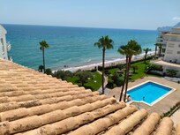 Piscina privada y acceso directo a playa