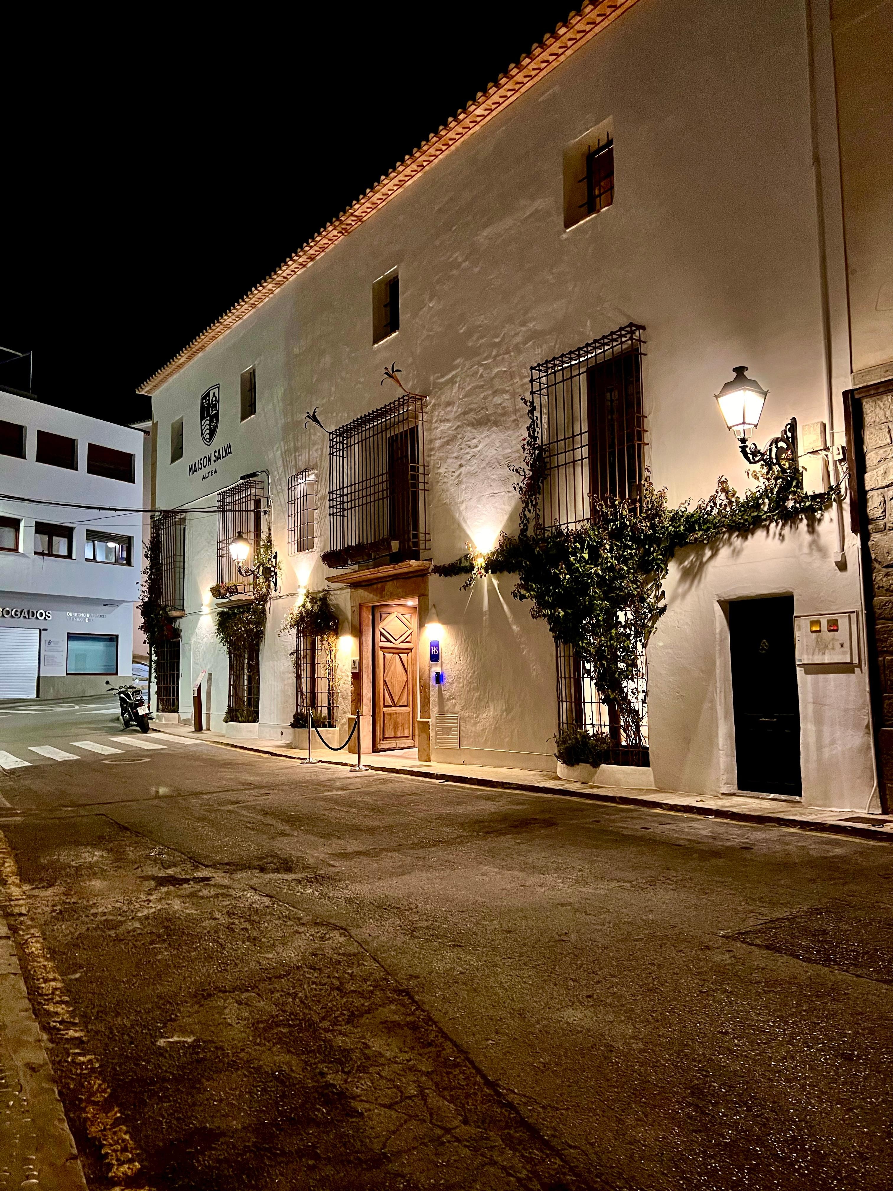 Fachada do Hotel à Noite