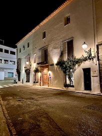 Fachada do Hotel à Noite